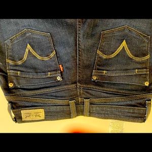 Excellent condition Levi’s junior jeans .  Beautiful fit!